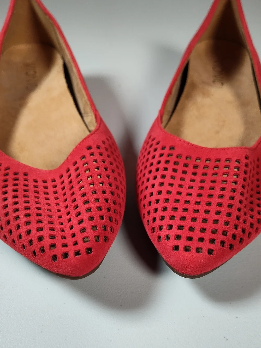 Vionic‎ Posey red suede perforated pointed toe flats 6